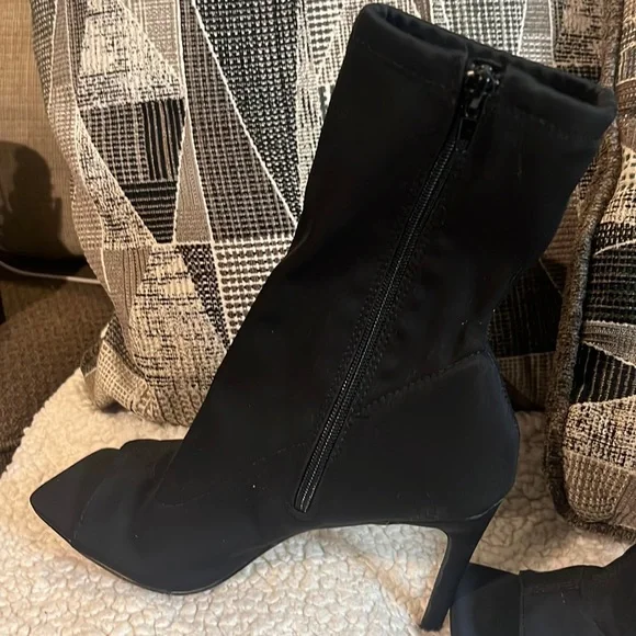 Madden girl Endless Women’s Black Peep-Toe booties size